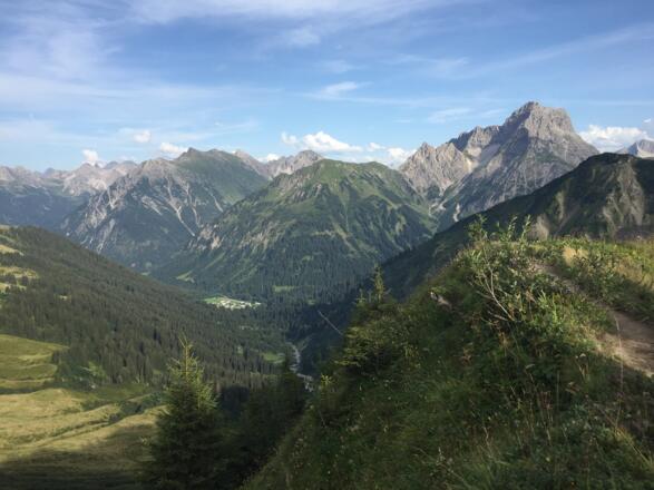 Richtung Starzeljoch den Widderstein im Blick