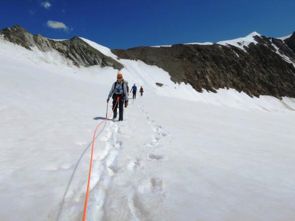 ... als Gletscherseilschaft weiter Richtung Taschachjoch.