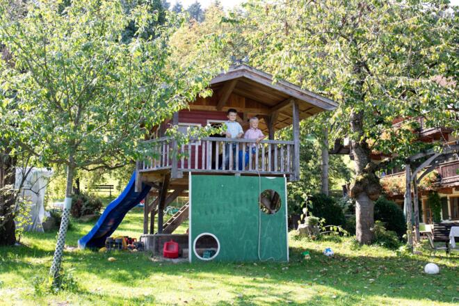 Spielhaus mit Rutsche