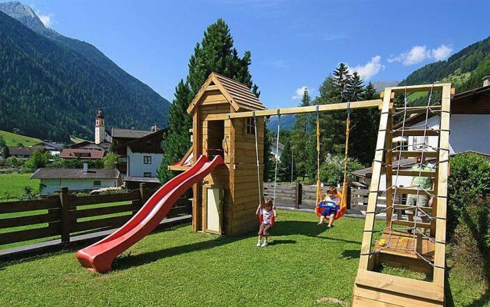 Spielplatz mit Rutsche