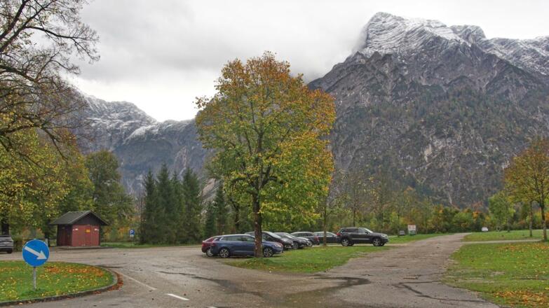 Großzügiger und geräumiger Parkplatz hinter dem Ghs. Seehaus, dahinter die gewaltige Felsszenarie der "Röll"