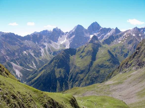 Bald ist der Aufstieg geschafft - Blick auf den Gschnitzer Talschluss mit Triblaune 