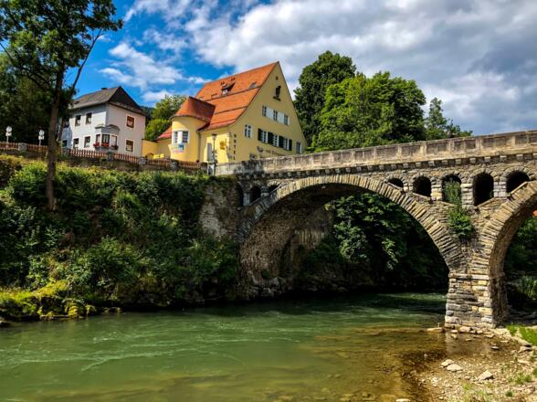 Blick auf die historische Murbrücke in Murau