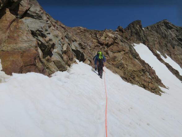 Der kurze und leichte Felsteil (2+) zum Taschachjoch (3241 m).