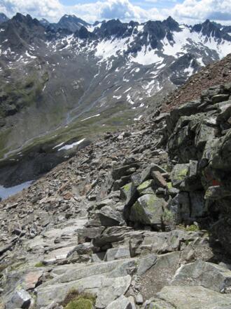 Wegspur im Abstieg vom Hohen Rad mit Blick ins Bieltal (Talende)