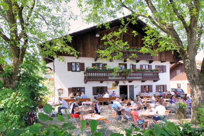 Hausansicht mit Biergarten