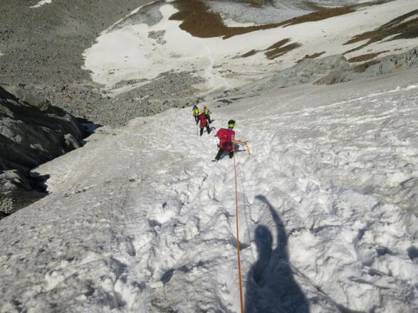 Die Rinne wird zuletzt sehr steil. Kein Problem bei Sulzschnee, schwieriger bei Blankeis.