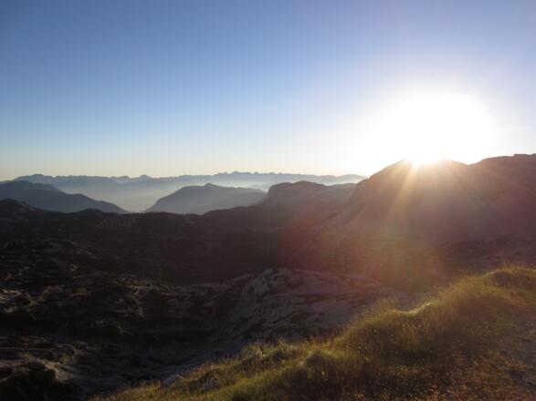 die Sonne geht über dem Taubenkogel auf