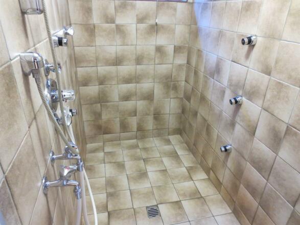 Duschanlage im Wellnessbereich