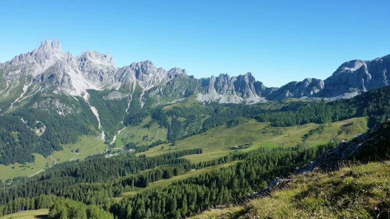 links Bischofmütze, rechts Gosaustein