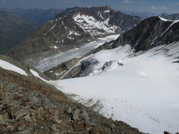 Blick vom Taschach Hochjoch zurück auf unsere Aufstiegsroute. Die schmale Firnrinne und das Gamsköpfle sind gut sichtbar. Hinten der Brunnenkogel.