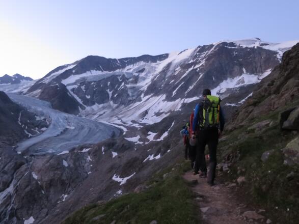 Am Weg zum Taschachferner, rechts oben die Petersenspitze. Ein Großteil des Anstiegs ist von hier bereits sichtbar.