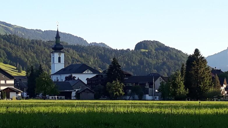 Schöner Blick aufs Dorf bei der Jogging Einsteigerrunde
