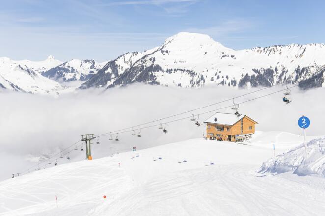 Blick hinunter auf das Alpen Chalet Partnom und Richtung Faschina