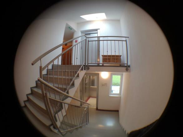 Treppenhaus mit Aufzug