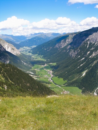 Auf dem Weg ins Tal mit Blick hinaus nach Trins