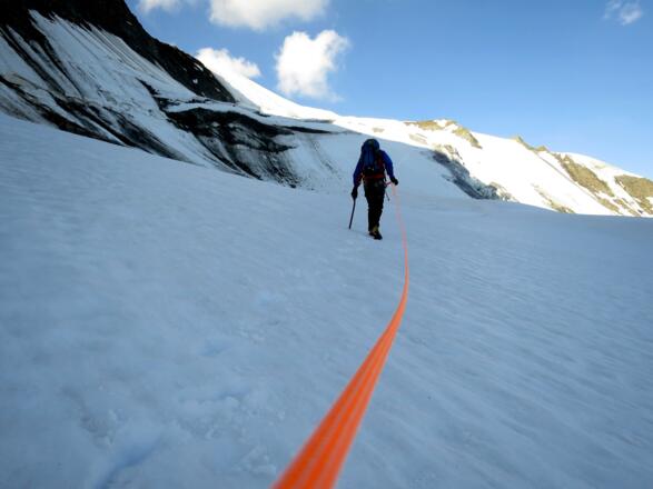 Eine Steilstufe am Gletscher wird rechts erstiegen - in sicherer Entfernung zu den losen Felsen.