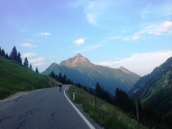 von Lech nach Warth im Hintergrund der Biberkopf