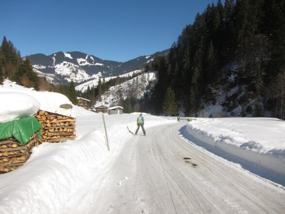 Der Fahrstraße entlang nach Auffach