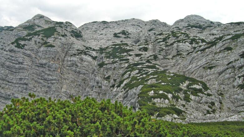 Rückblick vom "Einser" zum Zwölferkogel: der Zugang zum "Einser" erfolgt über die Rinne am rechten Bildrand