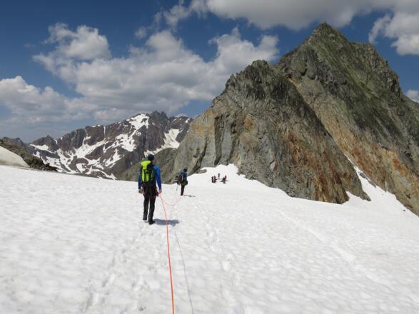 Der Pitztaler Urkund (3201 m), vorne der Urkundsattel. Rechts die Abstiegsvariante zum Taschachferner, links ins Sexegertental.