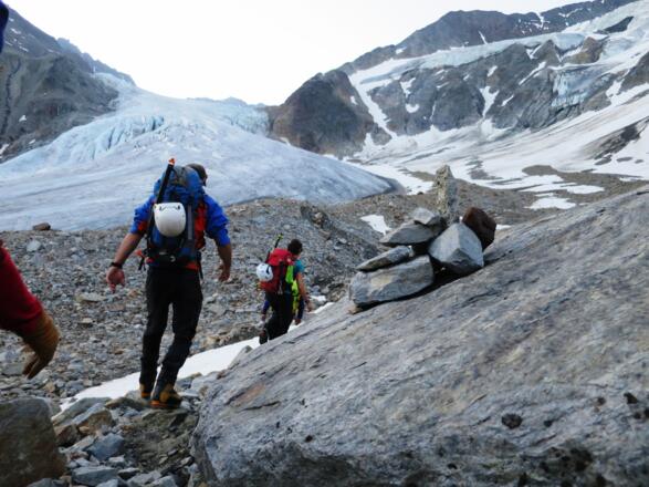 Das Gamsköpfle - die schwarze Felspyramide in Bildmitte - und die Schneerinne rechts, über die wir den Gletscherbalkon erreichen.
