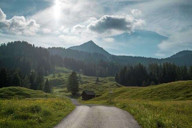 Start der Sonnenuntergangswanderung beim Wanderparkplatz Tschengla