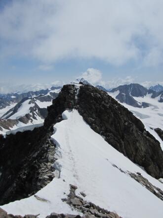 Kurz unter dem Gipfel je nach Bedingungen auf die Wechten am Firngrat achten
