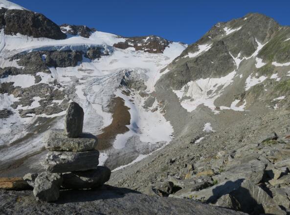 Der obere Teil des Abstiegs vom Urkundsattel Richtung Taschachferner. Rechts der Pitztaler Urkund (3201 m).