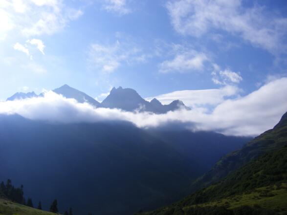 Scheibler und Kuchenspitze morgens vom Aufstieg zum Gstanzjoch gesehen