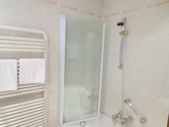 Bad mit Badewanne im DZ