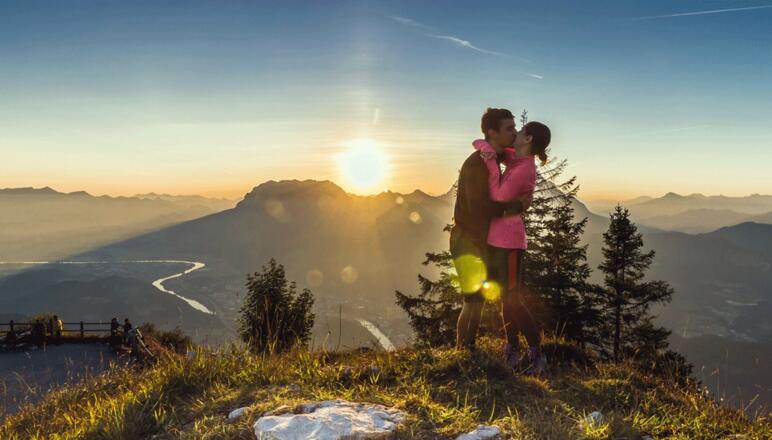 Sonnenaufgang am Pendling, im Hintergrund das Kaisergebirge