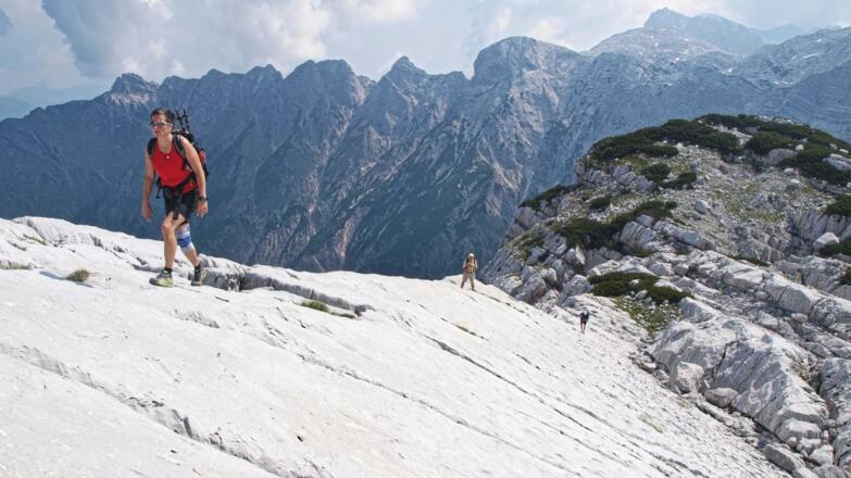 Traumhaftes Ambiente inmitten der gewaltigen Felsszenerie vom "Neuner" zum Zehnerkogel, im Hintergrund der Hetzaukamm (Fäustling, Pyramidenkogel, Scheren, Jakobinermütze, Westl. Hochplattenkogel)