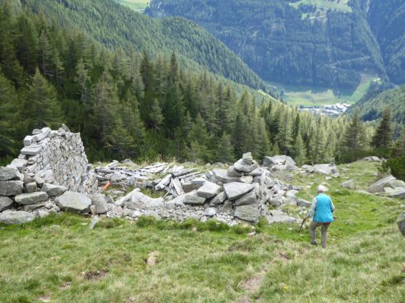 Zerstörte Hütte am Weg