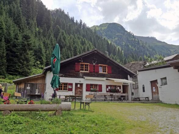 Idyllisch gelegene Alpe Nenzigast