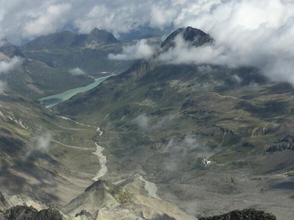 Gipfelblick auf die Wiesbadener Hütte und den Stausee