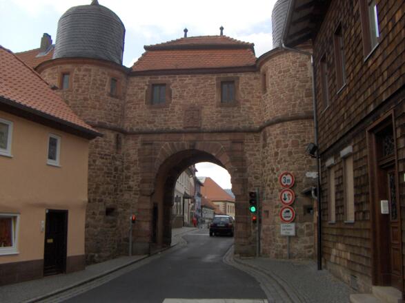 Das Renaissance-Stadttor von Tann wurde 1557 erbaut.