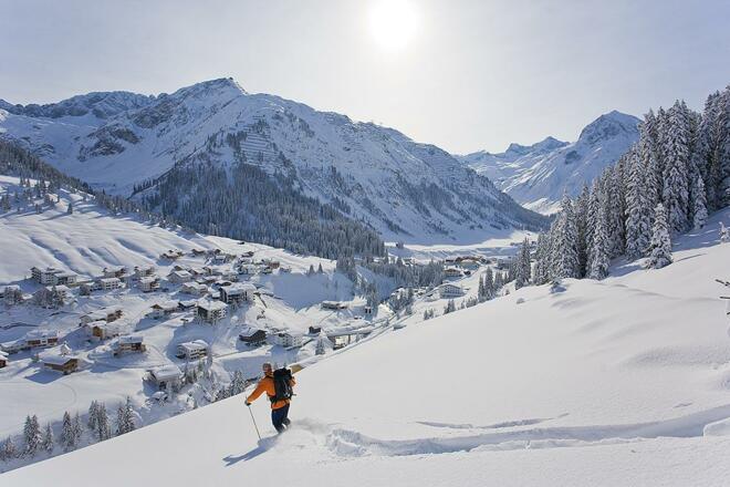Abfahrt mit Skilehrer
