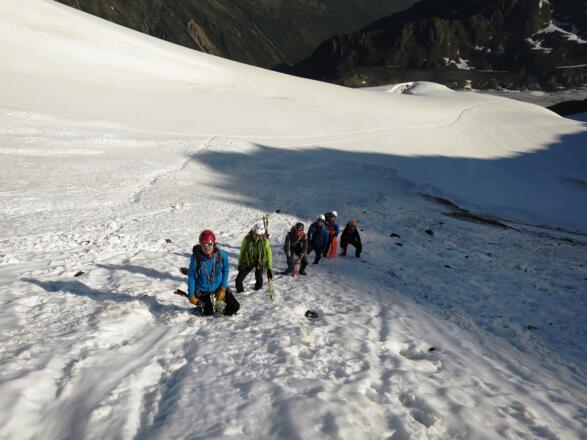 Knapp unterhalb des Bergschrundes werden aus der Gletscherseilschaft zwei 3er-Kletter-Seilschaften.