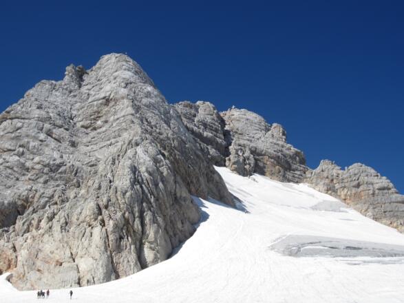 links der Einstieg zum Klettersteig über die Schulter