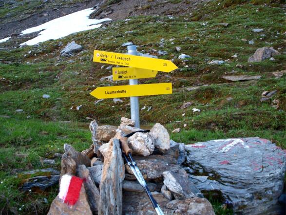 Wegtafel Junsjoch, rechts Weg 323.