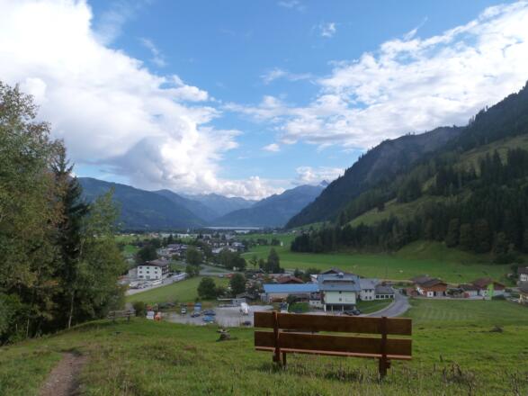 Auf der Wiese am Beginn des Aufstiegs hat man eine schöne Aussicht auf den Zeller See.