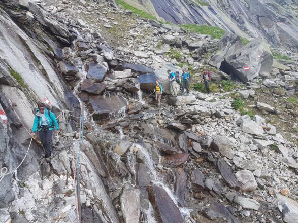 Abstieg zur Materialseilbahn