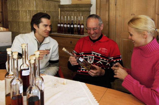 Pfarrer Joe Egla mit selbstgebranntem Schnaps und Likör