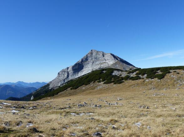 Noch einmal schweift der Blick zurück zum mächtigen Gipfelaufbau des Guffert.