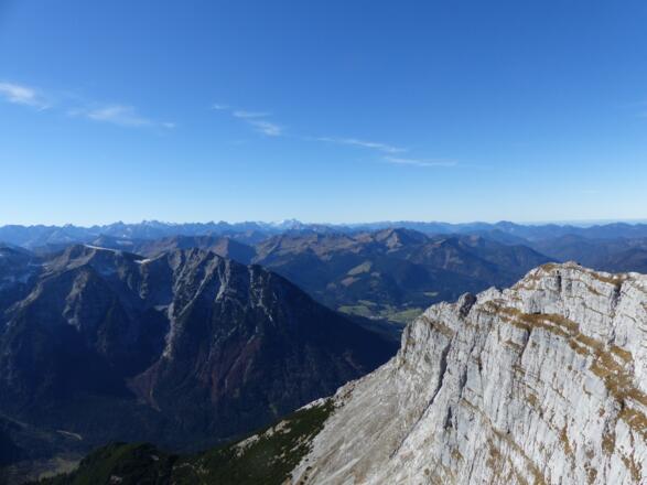 Blick nach Westen über Grasberge des Karwendels.