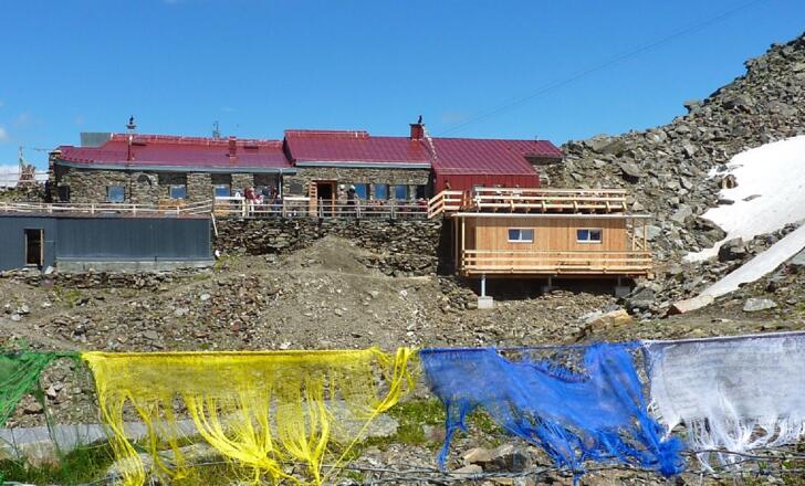 Glungezerhütte mit der neuen Schlafhütte "TuXer"