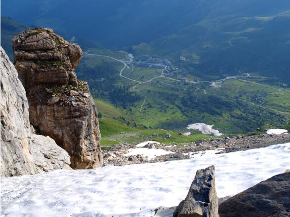 Tiefblick von der Tarntalscharte 2613m