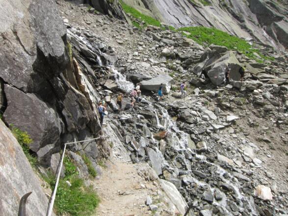 Bachquerungen wie diese verlangen nach guten Wanderschuhen.