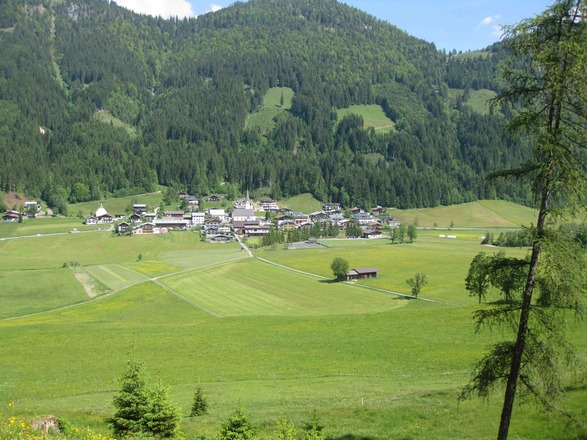 Blick auf St. Jakob i.H. vom Buchensteinwandweg aus